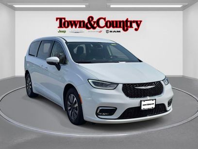 Certified 2023 Chrysler Pacifica Touring-L