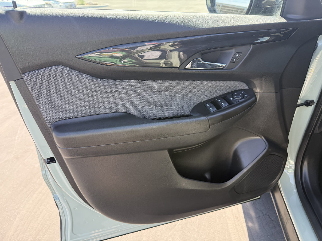 Used 2025 Chevrolet TrailBlazer LT FWD image 8