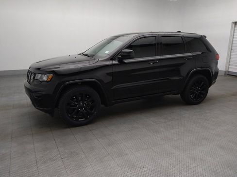 Used 2019 Jeep Grand Cherokee Altitude image 2