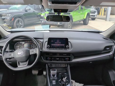 Used 2025 Nissan Rogue SV FWD image 8