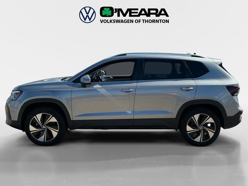 Used 2025 Volkswagen Taos SE w/ Panoramic Sunroof Package AWD/4WD image 2