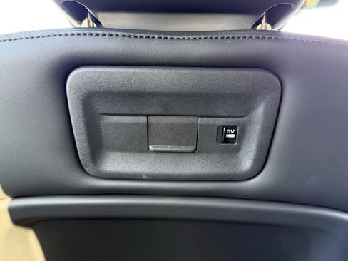 Certified 2025 Land Rover Discovery Dynamic SE image 38