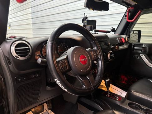 Used 2017 Jeep Wrangler Unlimited Rubicon w/ Cold Weather Group image 15