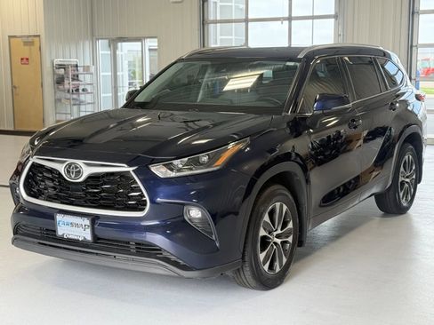 Used 2021 Toyota Highlander XLE AWD/4WD image 6