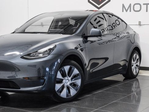 Used 2022 Tesla Model Y Long Range image 10
