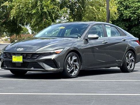 Used 2025 Hyundai Elantra Limited FWD image 16