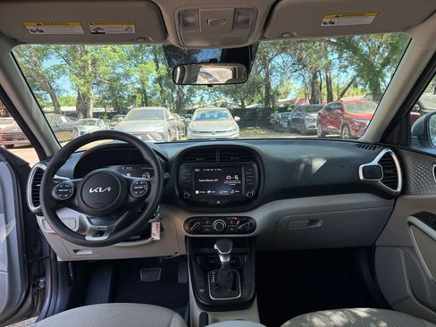 Used 2025 Kia Soul LX w/ LX Technology Package FWD image 30