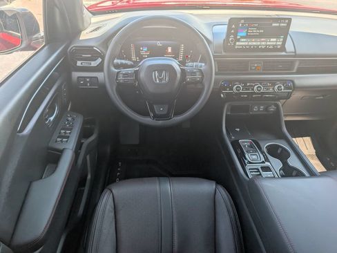 Used 2025 Honda Pilot Black Edition image 10