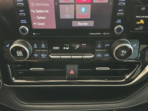 Used 2021 Toyota Highlander XLE AWD/4WD image 17