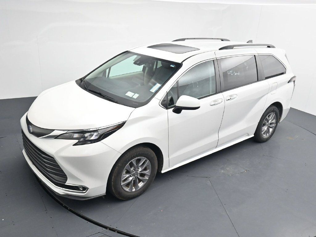 Used 2024 Toyota Sienna XLE FWD image 12