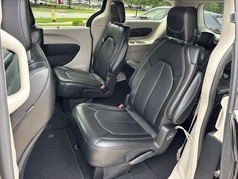 Used 2024 Chrysler Pacifica Touring-L FWD image 16