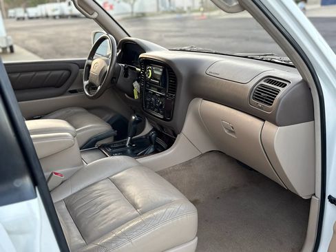 Used 2000 Toyota Land Cruiser w/ Convenience Pkg AWD/4WD image 37