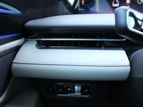 Used 2024 Lincoln Nautilus Premier AWD/4WD image 8