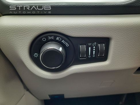 Used 2023 Chrysler Voyager LX FWD image 18