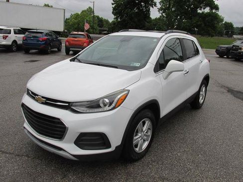 Used 2018 Chevrolet Trax LT w/ Sun & Sound Package FWD image 1