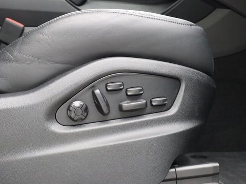 Used 2024 Porsche Cayenne Coupe w/ Premium Package Plus AWD/4WD image 32