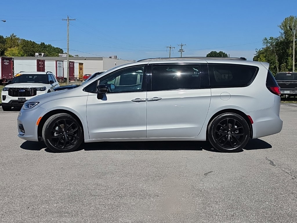 Certified 2026 Chrysler Pacifica Limited w/ S Appearance Package FWD image 4