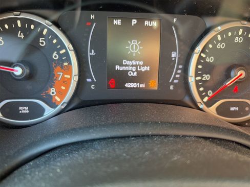 Used 2018 Jeep Renegade Latitude w/ Safety & Security Group FWD image 8