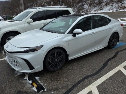 Used 2025 Toyota Camry image 1