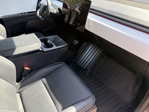 Used 2024 Tesla Cybertruck AWD Crew Cab image 9