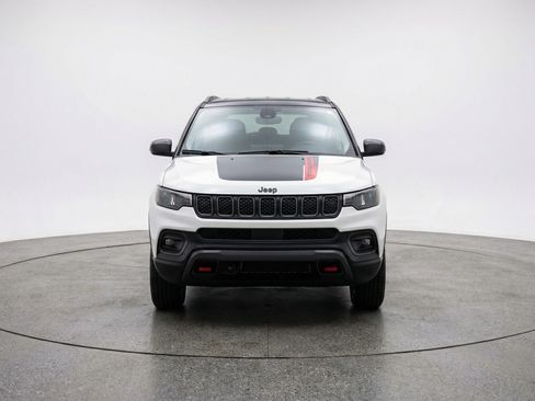 Used 2025 Jeep Compass Trailhawk AWD/4WD image 2
