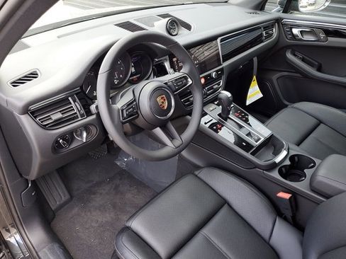 Used 2025 Porsche Macan image 4
