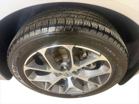 Certified 2021 Chrysler Pacifica Limited AWD/4WD image 9