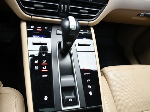 Certified 2023 Porsche Macan AWD/4WD image 37