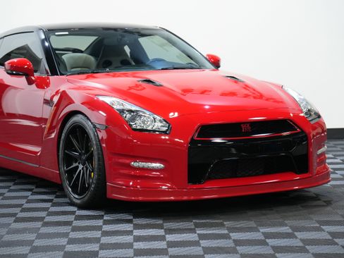 Used 2012 Nissan GT-R Premium image 9