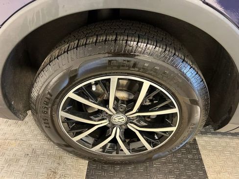 Used 2021 Volkswagen Tiguan SE image 14