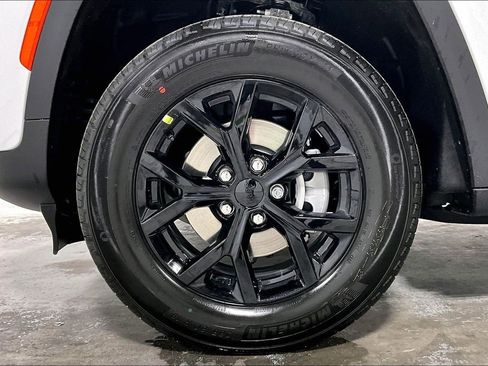 New 2025 Jeep Grand Cherokee Altitude image 39