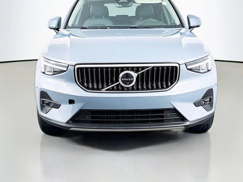 Used 2023 Volvo XC40 B4 Plus w/ Driver Assist Package FWD image 2