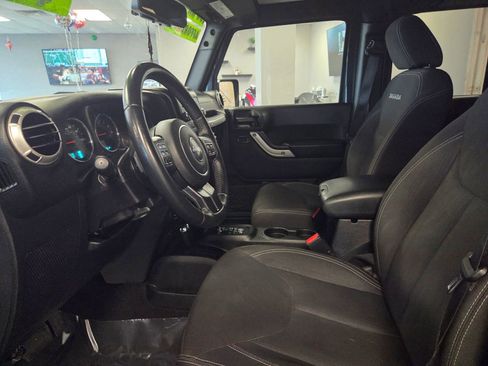 Used 2017 Jeep Wrangler Unlimited Sahara w/ Connectivity Group image 17