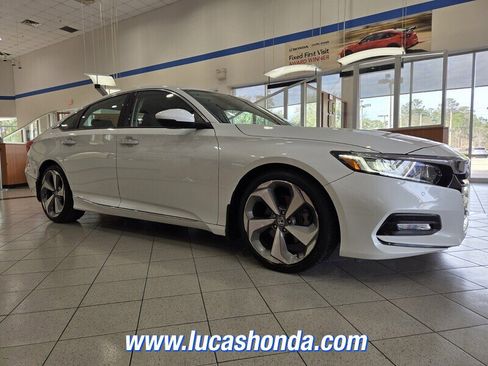 Used 2018 Honda Accord Touring image 3