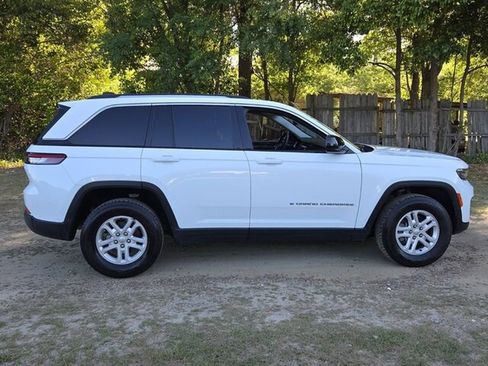 Used 2023 Jeep Grand Cherokee Laredo w/ Luxury Tech Group I RWD image 14