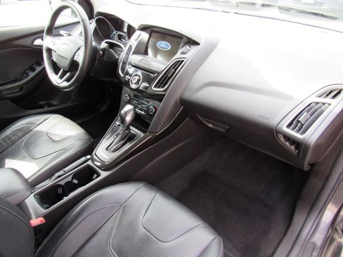 Used 2017 Ford Focus Titanium FWD image 31
