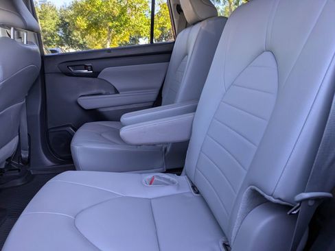 Used 2024 Toyota Highlander XLE image 14