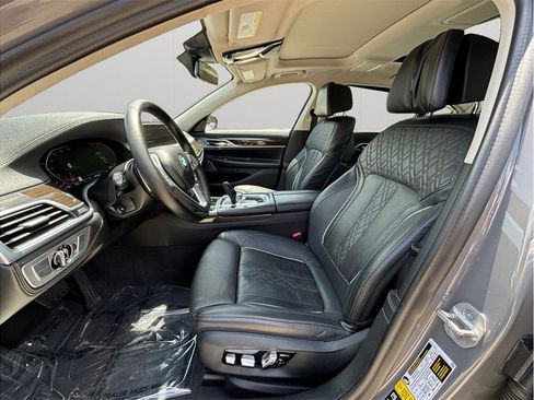 Used 2022 BMW 740i xDrive w/ Premium Package AWD/4WD image 2