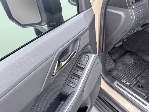 Used 2025 Lexus GX 550 image 32