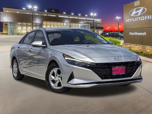 Used 2023 Hyundai Elantra SE FWD image 3