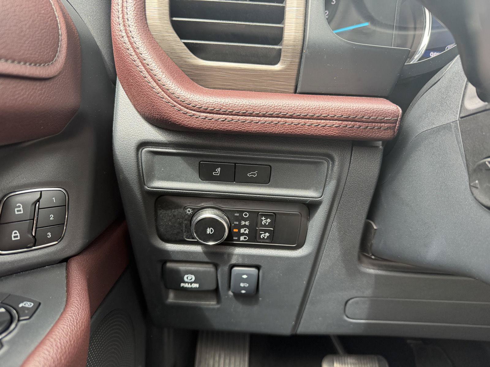 Used 2024 Ford Expedition Limited RWD image 15