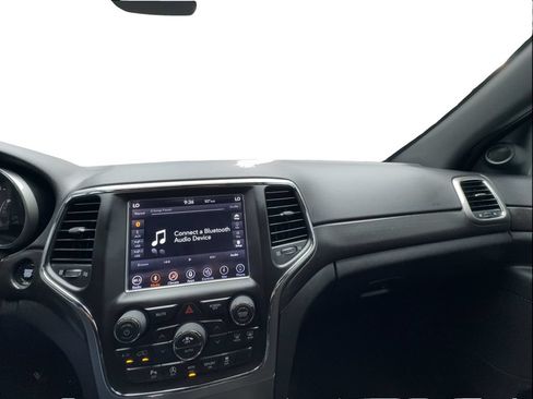 Used 2018 Jeep Grand Cherokee Laredo AWD/4WD image 37
