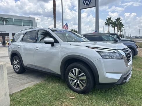 Used 2025 Nissan Pathfinder SL w/ Lighting Package (N92) FWD image 3