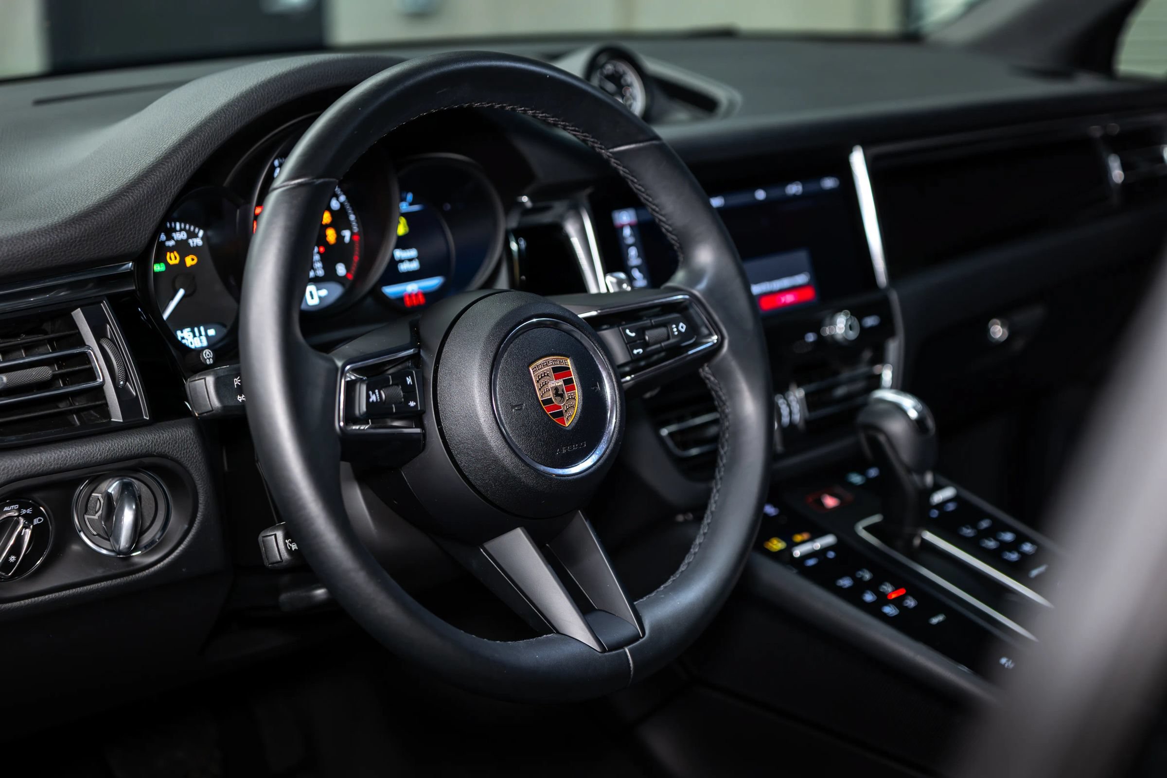 Used 2024 Porsche Macan AWD/4WD image 17