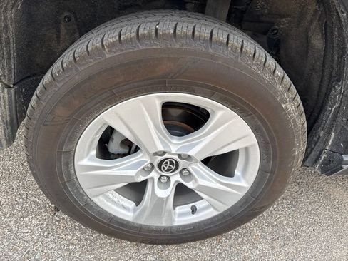 Used 2021 Toyota RAV4 XLE AWD/4WD image 7