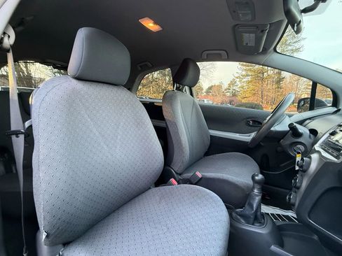 Used 2011 Toyota Yaris 2-Door Hatchback image 20