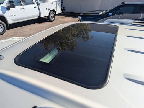 Used 2010 Cadillac Escalade ESV Premium image 8