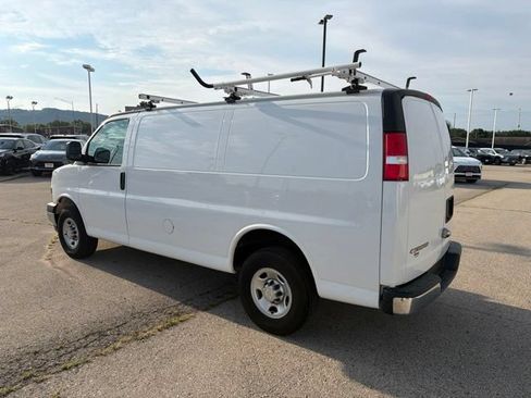 Used 2021 Chevrolet Express 3500 w/ Driver Convenience Package RWD image 3