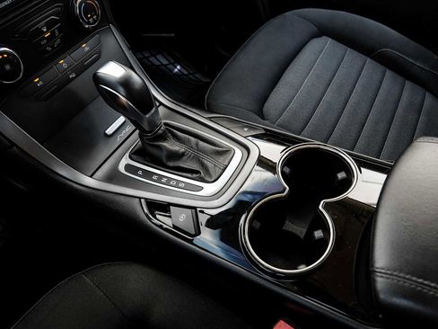 Used 2017 Ford Edge SE image 23