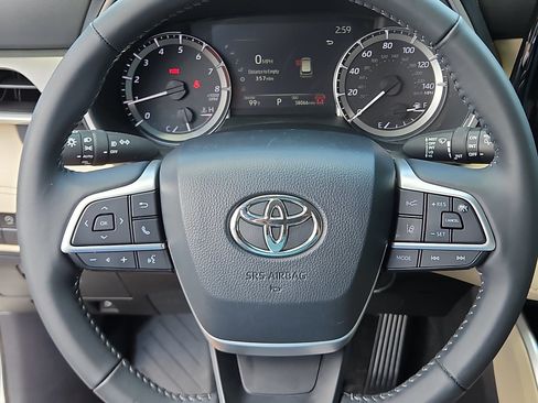 Used 2024 Toyota Highlander XLE FWD image 15